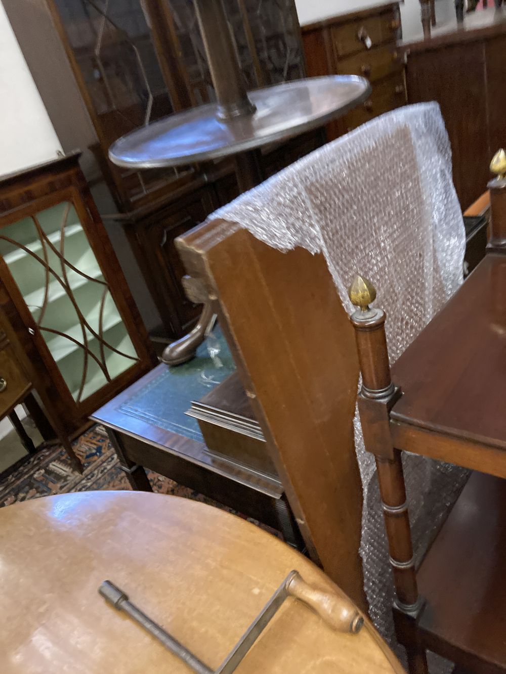 A Victorian mahogany oval extending dining table, with two spare leaves, 220cm extended, width 120cm, height 72cm